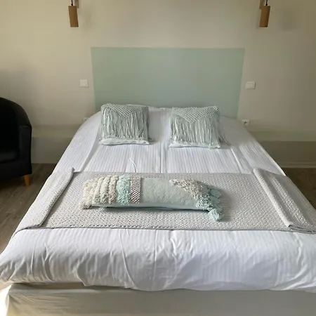 Les Etangs Des Couartes Bed and Breakfast 3*